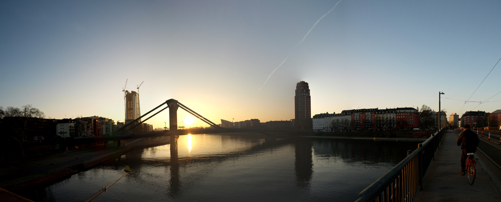 fotografiert von der Ignaz-Bubis-Brücke, zu sehen sind der EZB-Neubau (li.), die Flößerbrücke und das Main Plaza 